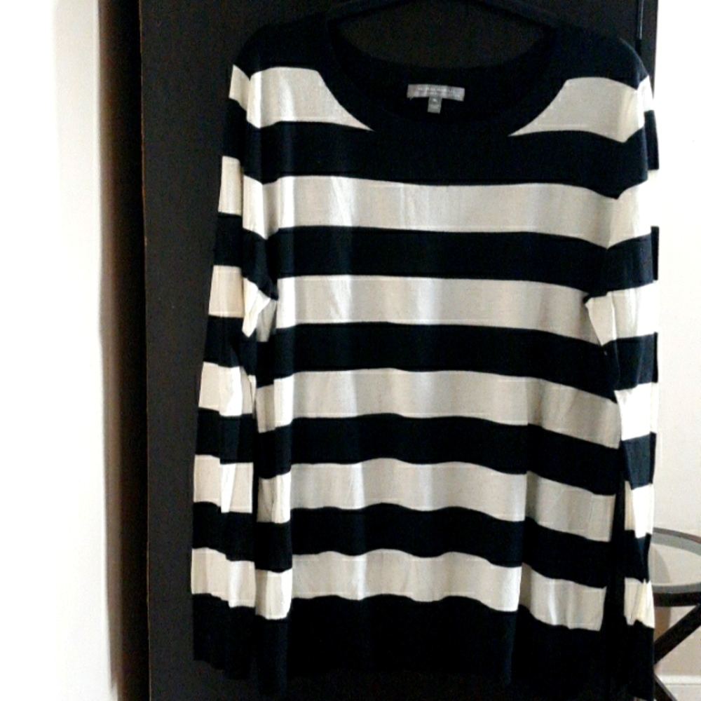Neiman Marcus Collection Cashmere Black/ Cream back v neck sweater.